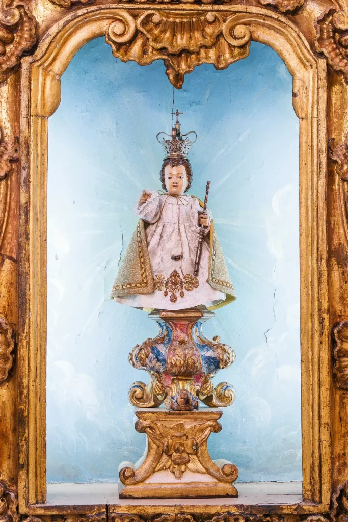 Os retábulos laterais: Menino Deus, Nossa Senhora da Conceição e São José