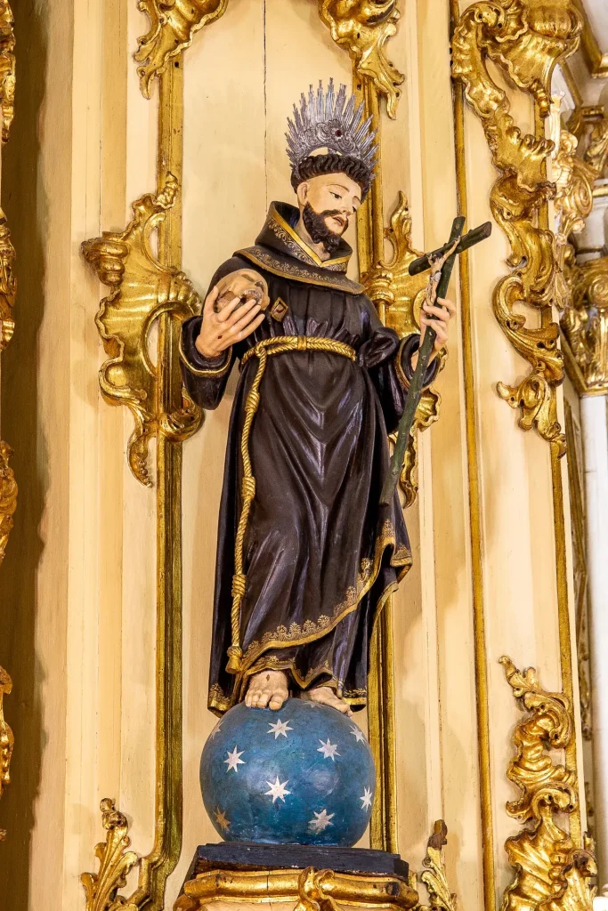 O retábulo-mor e as imagens de São Francisco e Santo António