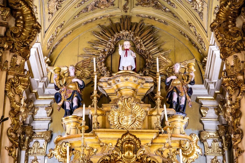 O altar-mor e a imagem do Menino Deus