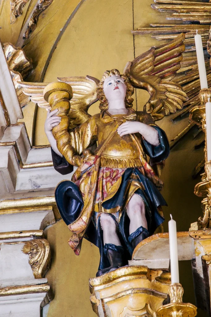 Os anjos tocheiros do altar-mor