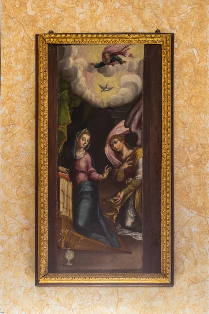 Pinturas e nicho do corpo da Igreja