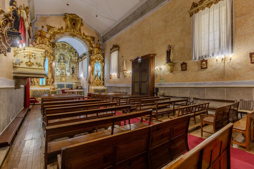 Esculturas das paredes: Sagrado Coração, Nossa Senhora de Fátima, S. Francisco de Paula e Santa Teresinha